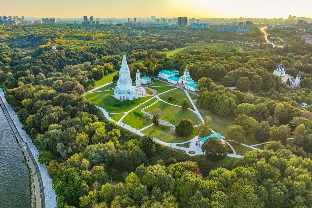 Новые пешеходные маршруты, детская зона в природном стиле и обновленный Соколиный двор: рассказали, как меняется музей-заповедник «Коломенское» в материале РИА Недвижимость