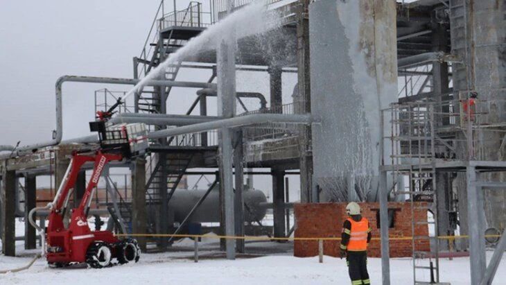 Роботы-пожарные выходят на смену — «Ростех» отгрузил первую серийную партию комплексов пожаротушения АНТ-1000ПМ