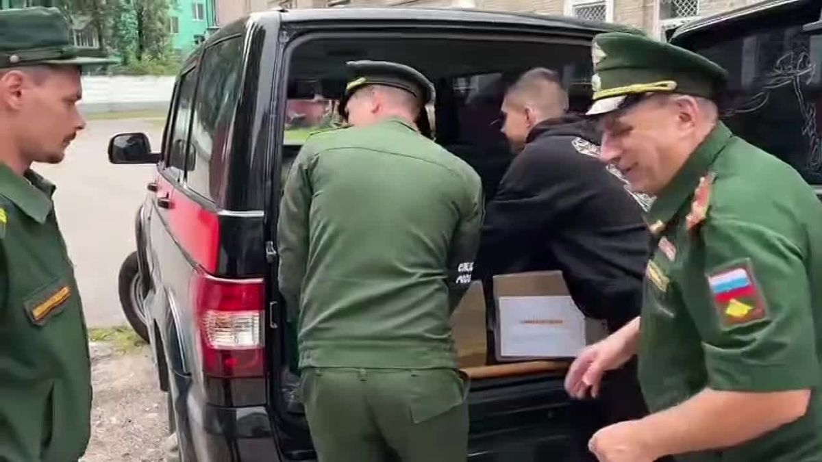 Военные следователи СК России продолжают оказывать гуманитарную помощь