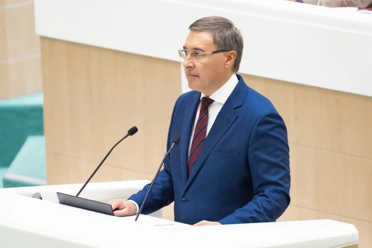 Валерий Фальков выступает с докладом о мерах по повышению качества высшего образования в Совете Федерации Валерий Фальков выступает с докладом о мерах по повышению качества высшего образования в Совете Федерации