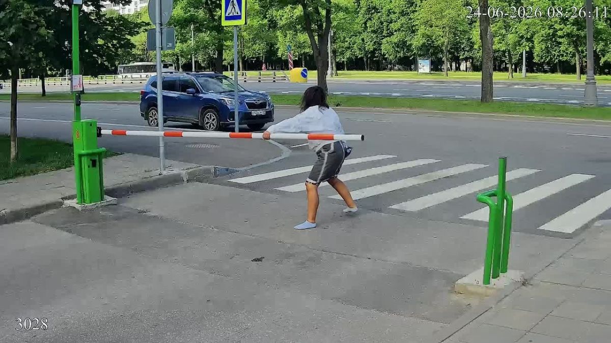 Будьте аккуратны с городским имуществом и не ломайте шлагбаумы