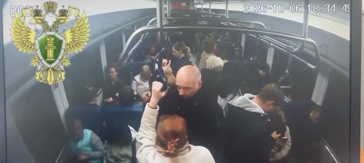 В Москве в электричку бросили кирпич