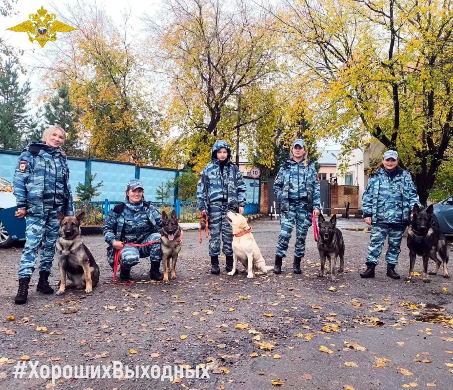 #ХорошихВыходных желают вам уставшие и счастливые кинологи из Восточного административного округа Москвы после успешной задачи их четвероногими напарниками служебных зачетов