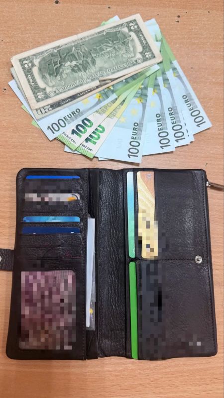 Петербургскими транспортными полицейскими раскрыта кража документов с деньгами из барсетки в поезде сообщением «Москва – Санкт-Петербург»