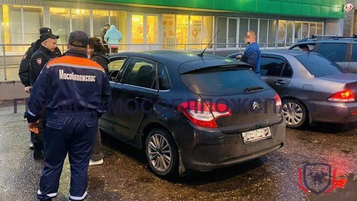 В подмосковной Шатуре шестимесячный ребёнок застрял в заблокированной машине, сообщили в «Мособлпожспасе»