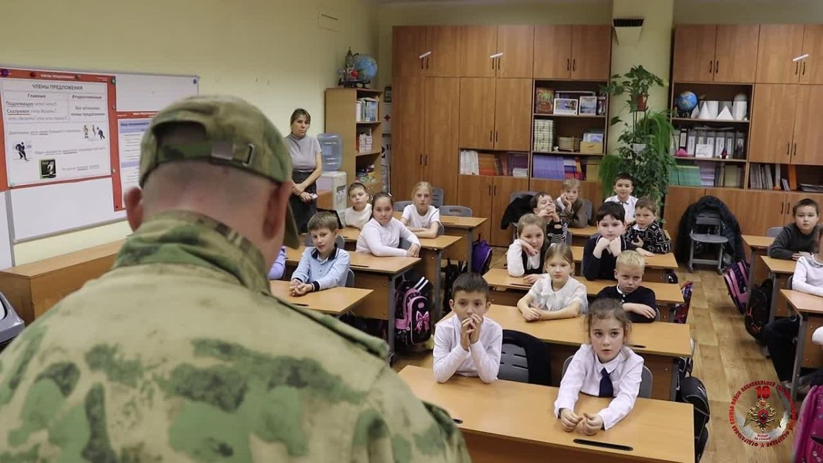 Накануне Дня отца сотрудники ОМОН «Авангард» столичного главка Росгвардии провели урок мужества для московских школьников
