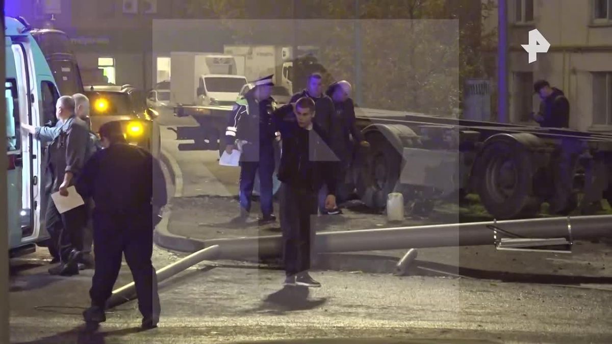 КАМАЗ врезался в мачту городского освещения на севере Москвы — водитель скончался