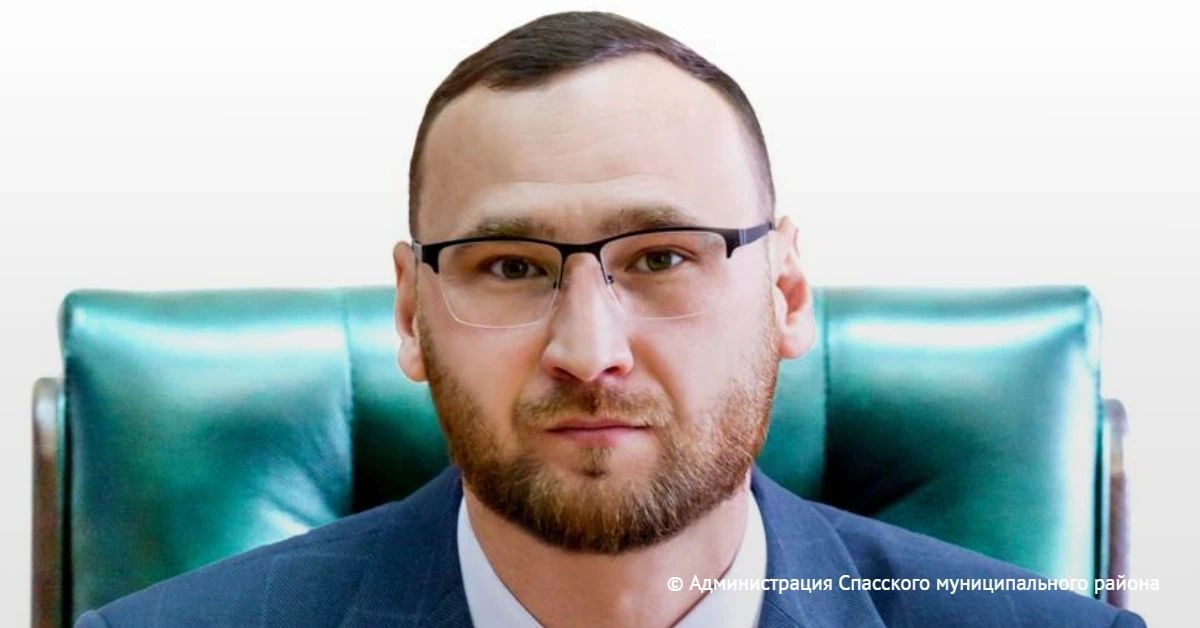 Экс-глава Спасска-Дальнего Олег Митрофанов возглавит министерство ЖКХ Приморья, при этом бывший глава министерства Алексей Першин займет пост директора представительства края при Правительстве РФ в Москве, сообщили в...