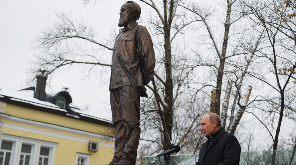 «Сегодня мы открываем памятник Александру Исаевичу Солженицыну – нашему выдающемуся соотечественнику, писателю, мыслителю, фронтовику, участнику Великой Отечественной войны и истинному, настоящему патриоту России «Сегодня мы открываем памятник Александру Исаевичу Солженицыну – нашему выдающемуся соотечественнику, писателю, мыслителю, фронтовику, участнику Великой Отечественной войны и истинному, настоящему патриоту России