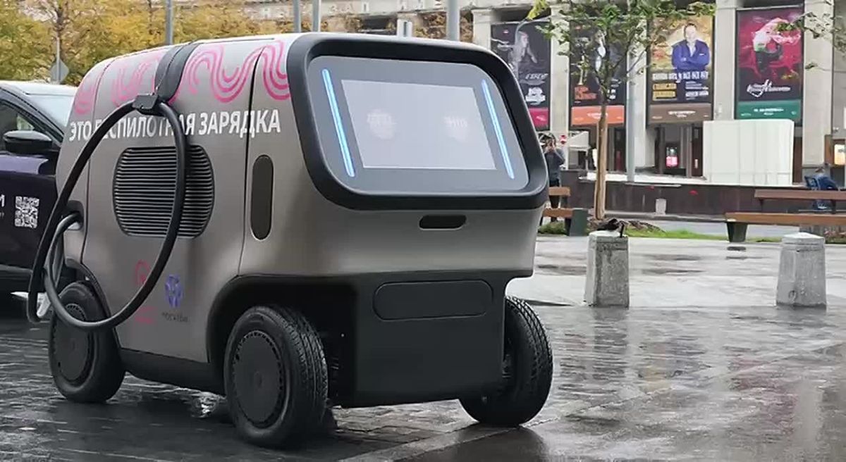 В Москве тестируют робота-зарядку для электромобилей, сообщил заммэра Максим Ликсутов