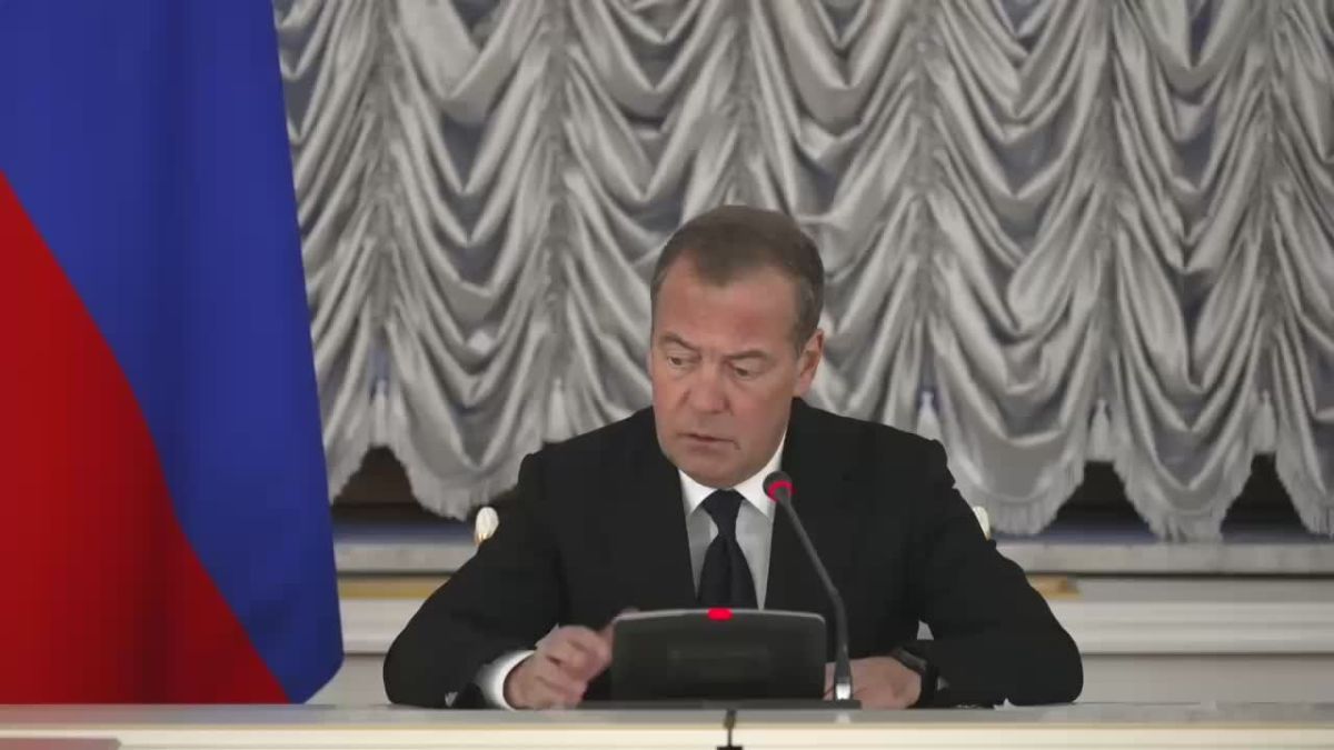 Дмитрий Медведев: На заседании Межведомственной комиссии Совета Безопасности по вопросам государственной миграционной политики обсудили работу реестра контролируемых лиц, который ограничивает права нарушителей миграционного...