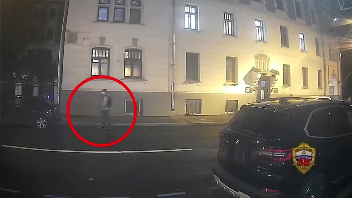 Переоделся в помещении ресторана и разбил стекло внедорожника: полицейские столицы раскрыли кражу на 450 тысяч рублей