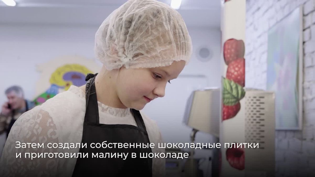 Мечта со вкусом шоколада. София обожает шоколад и мечтает не просто готовить сладости, а стать настоящим профессиональным шоколатье! Больше всего ей хотелось узнать, как создают любимое лакомство, и попробовать свои силы в...