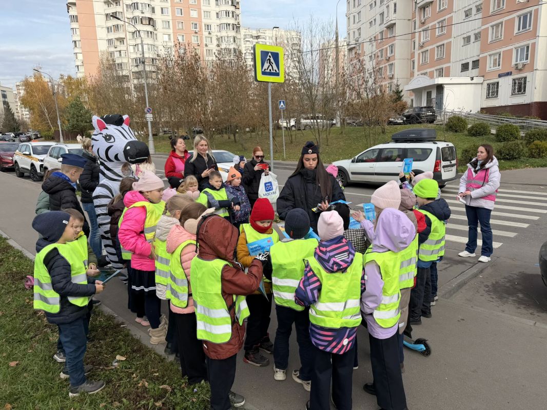 Дорожные полицейские столицы совместно с неравнодушными родителями напомнили взрослым и детям о безопасности дорожного движения Дорожные полицейские столицы совместно с неравнодушными родителями напомнили взрослым и детям о безопасности дорожного движения