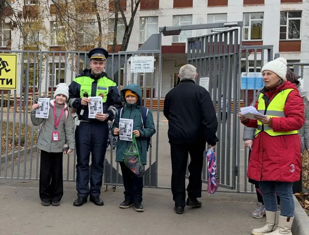 Дорожные полицейские столицы совместно с неравнодушными родителями напомнили взрослым и детям о безопасности дорожного движения Дорожные полицейские столицы совместно с неравнодушными родителями напомнили взрослым и детям о безопасности дорожного движения