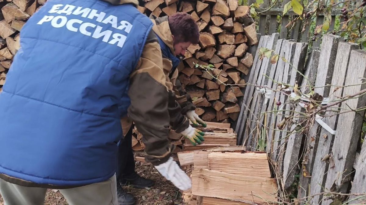 Игорь Кастюкевич: Курская Область. Волонтеры Единой России помогают жителям Курского приграничья, чьи дома пострадали от атак БПЛА, подготовиться к зиме Игорь Кастюкевич: Курская Область. Волонтеры Единой России помогают жителям Курского приграничья, чьи дома пострадали от атак БПЛА, подготовиться к зиме