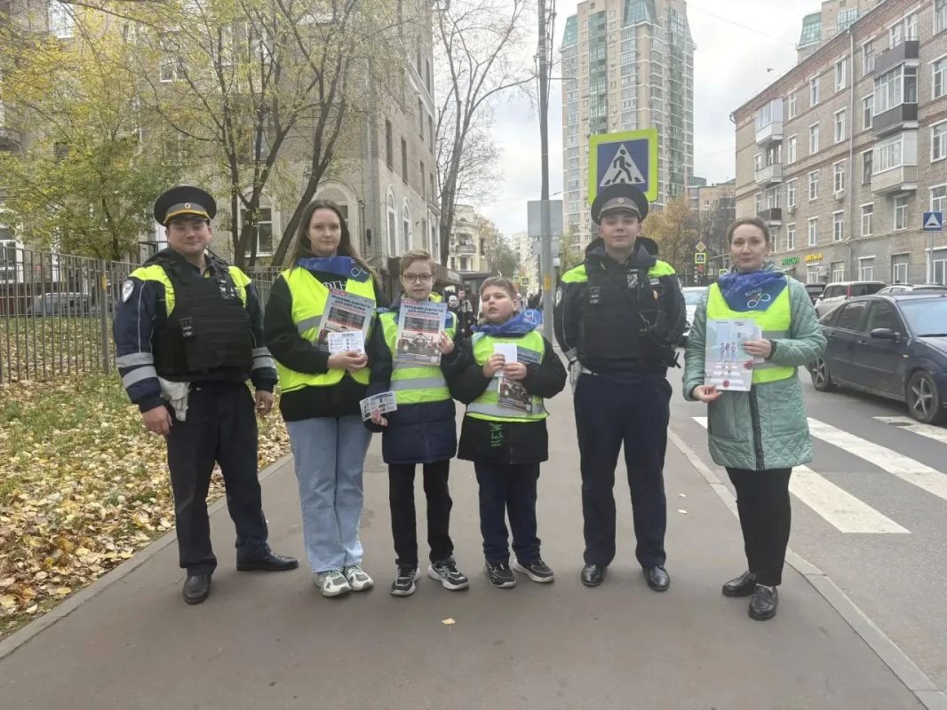 Дорожные полицейские столицы совместно с неравнодушными родителями напомнили взрослым и детям о безопасности дорожного движения Дорожные полицейские столицы совместно с неравнодушными родителями напомнили взрослым и детям о безопасности дорожного движения