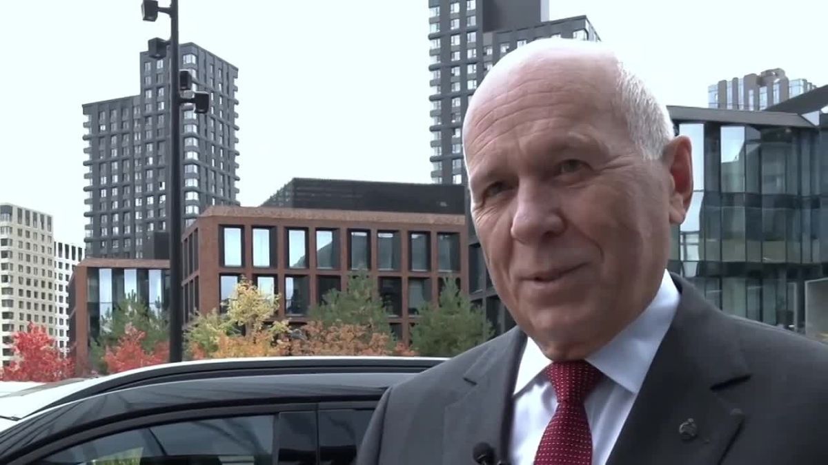 Глава Ростеха Сергей Чемезов оценил новый кроссовер LADA Azimut, проехавшись за рулем по улицам Москвы