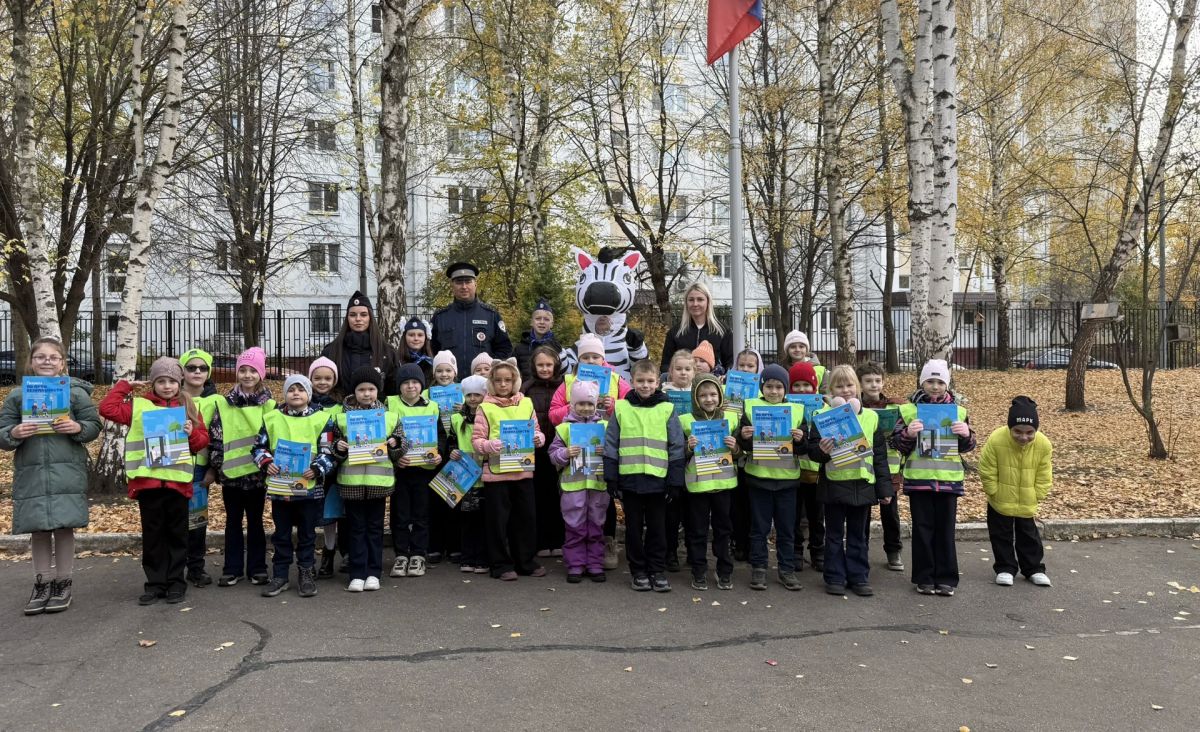 Дорожные полицейские столицы совместно с неравнодушными родителями напомнили взрослым и детям о безопасности дорожного движения Дорожные полицейские столицы совместно с неравнодушными родителями напомнили взрослым и детям о безопасности дорожного движения