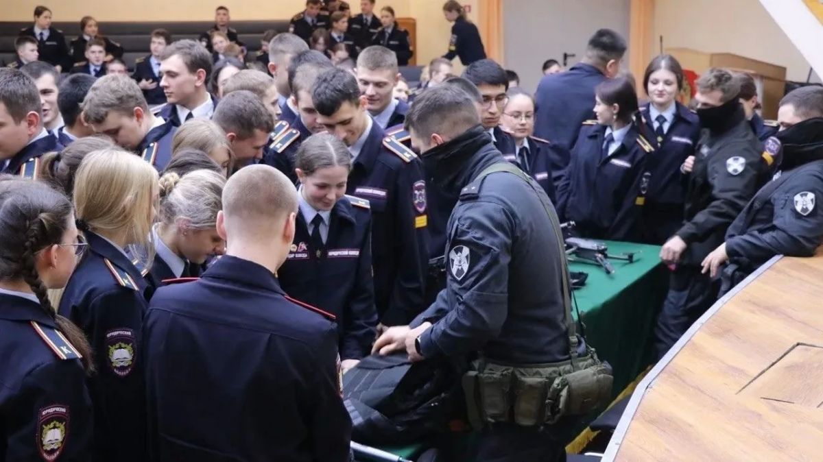 Сотрудники ОМОН «Меч» (на транспорте) столичного Главка Росгвардии провели занятие для курсантов Юридического колледжа Сотрудники ОМОН «Меч» (на транспорте) столичного Главка Росгвардии провели занятие для курсантов Юридического колледжа