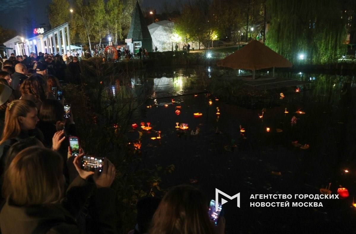 Атмосферные кадры с тыквенной флотилией на ВДНХ Атмосферные кадры с тыквенной флотилией на ВДНХ