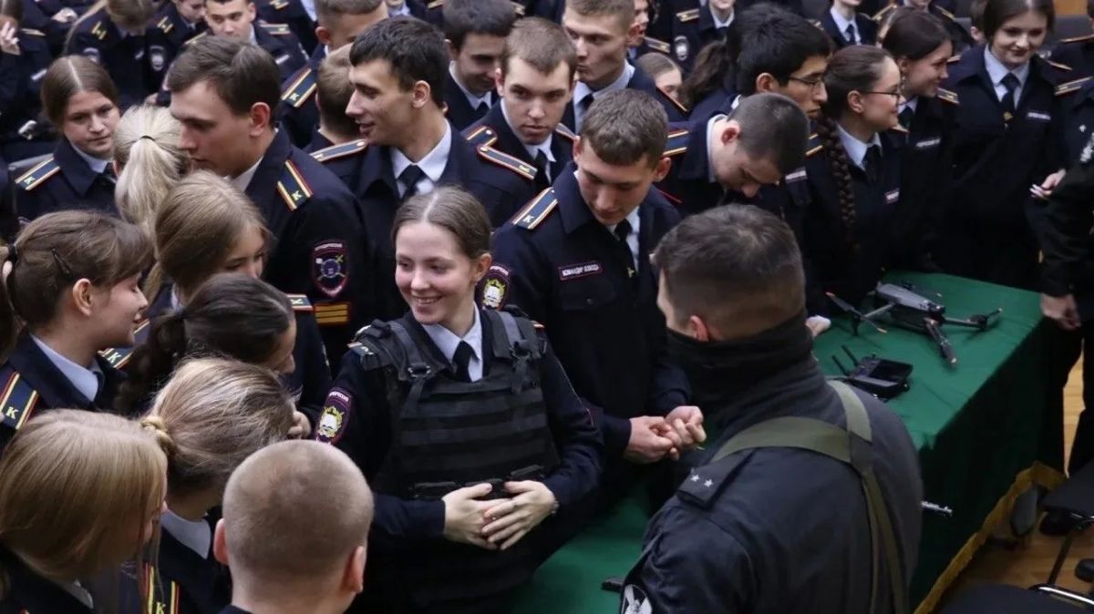 Сотрудники ОМОН «Меч» (на транспорте) столичного Главка Росгвардии провели занятие для курсантов Юридического колледжа Сотрудники ОМОН «Меч» (на транспорте) столичного Главка Росгвардии провели занятие для курсантов Юридического колледжа