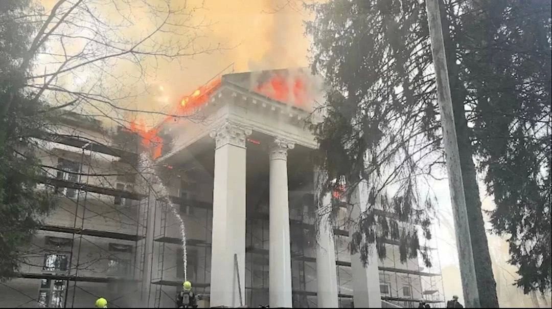 В Москве горит санаторий "Узкое"
