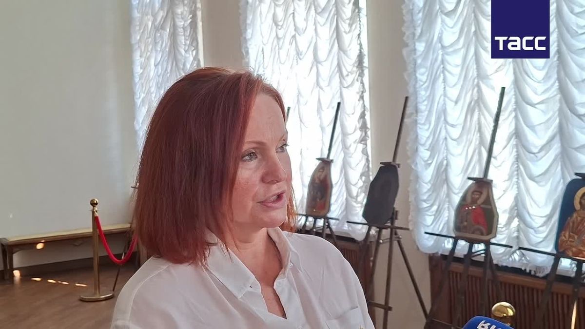 Иконы с изображениями Богоматери, святых Георгия Победоносца и князя Владимира, Федора Ушакова, выполненные на пробитых плитах бронежилетов, спасших жизни бойцов специальной военной операции, впервые представили в Крыму...