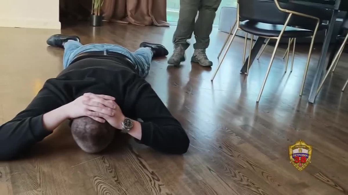 Пять сотрудников криптообменников и курьер мошенников задержаны столичными полицейскими