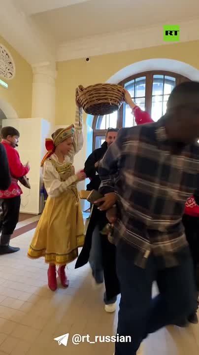 Ходили на ВДНХ, смотрели джигитовку, пили чай из самоваров, танцевали и пели — так зарубежные гости медиафорума Россия — Африка провели выходные в Москве
