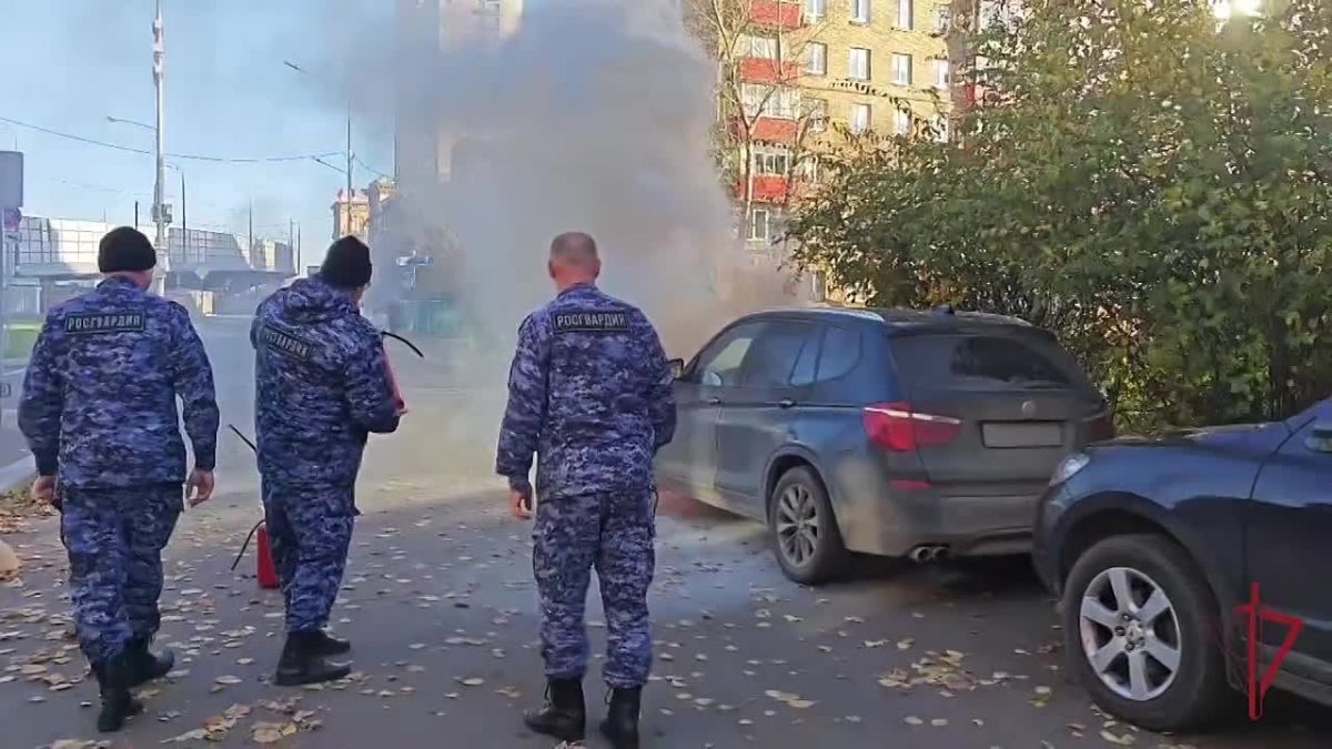 В Москве росгвардейцы помогли потушить загоревшийся автомобиль