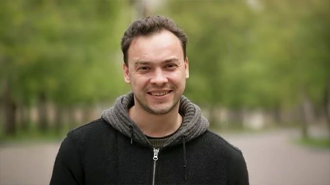 Художник-постановщик сериала «Ликвидация» Александр Кондратов умер в Боткинской больнице в Москве, сообщил источник «Ъ» в его окружении