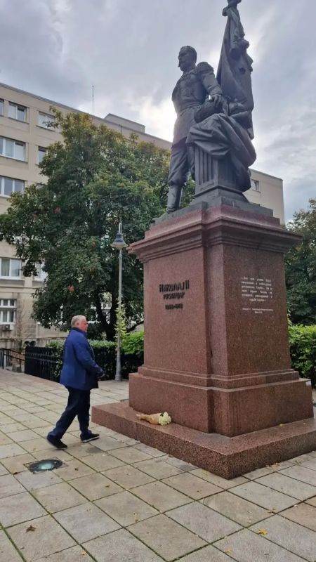 Константин Затулин: Перед отъездом домой, в Москву положил цветы двум Россиям Константин Затулин: Перед отъездом домой, в Москву положил цветы двум Россиям