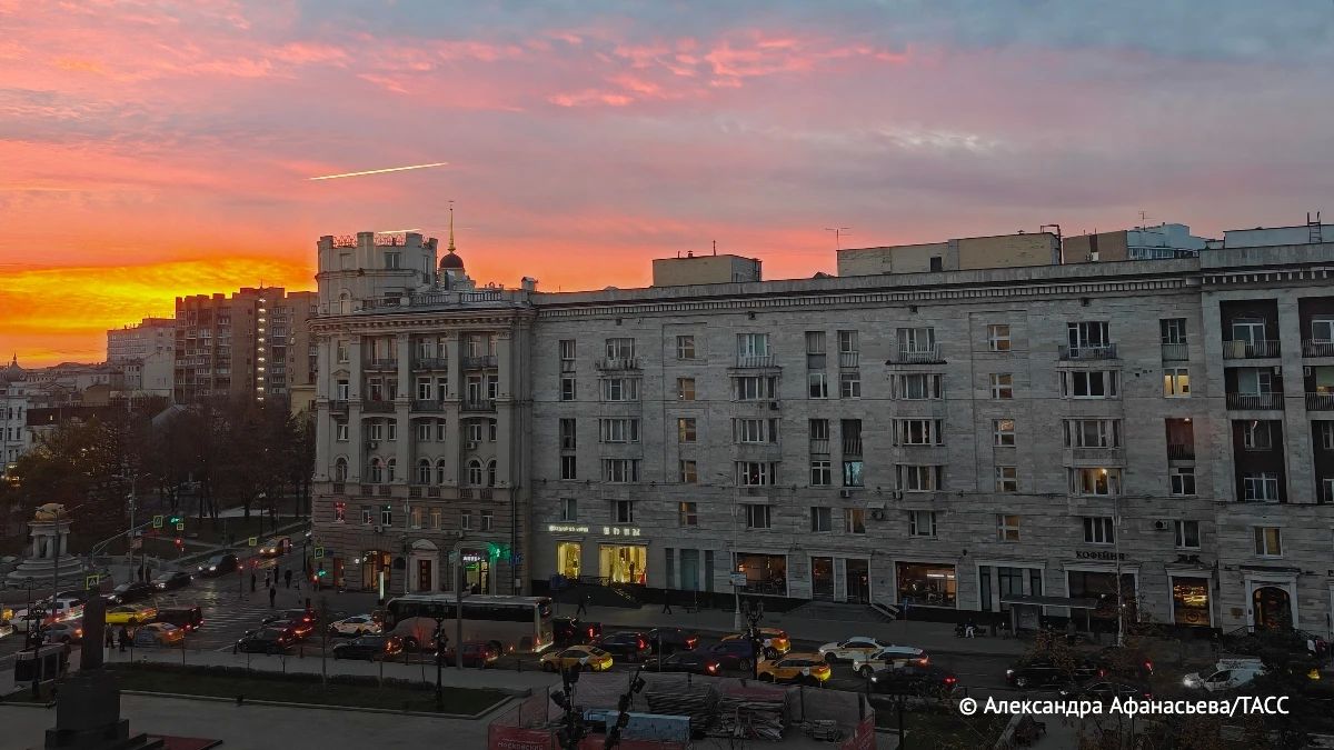 Закатное небо под городом окрасилось в коралловый Закатное небо под городом окрасилось в коралловый
