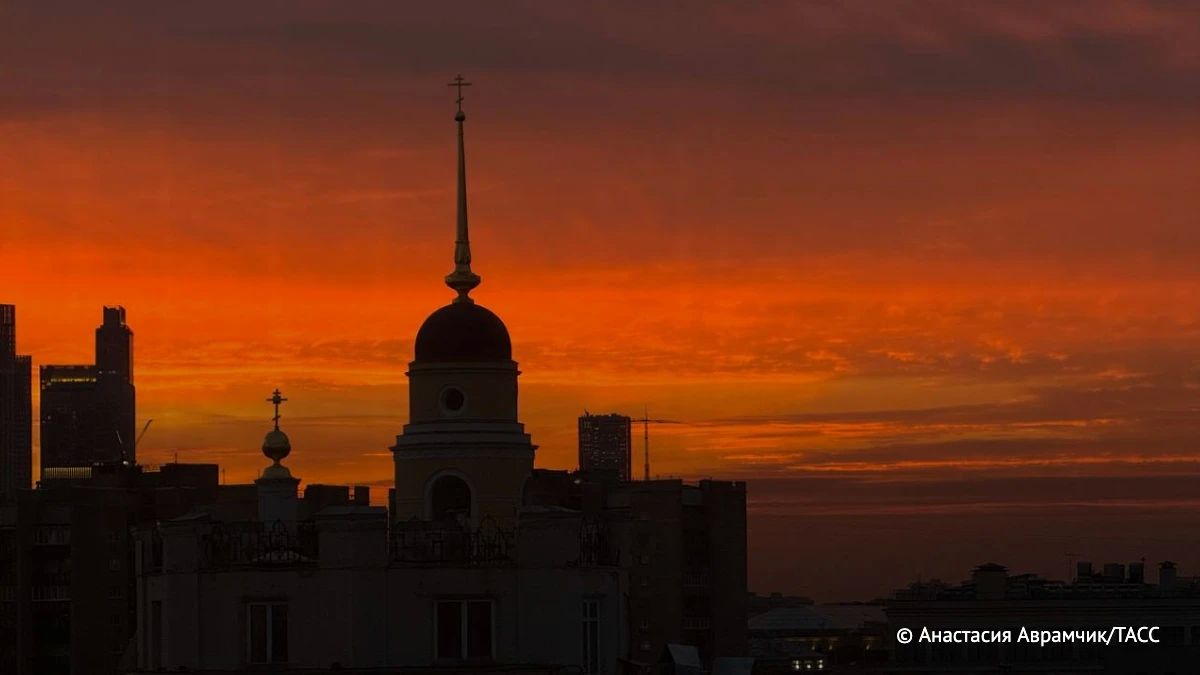 Закатное небо под городом окрасилось в коралловый Закатное небо под городом окрасилось в коралловый