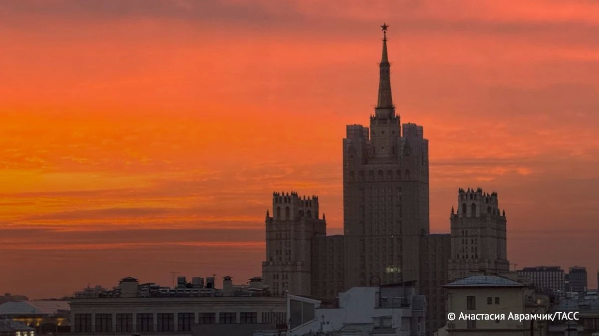 Закатное небо под городом окрасилось в коралловый Закатное небо под городом окрасилось в коралловый
