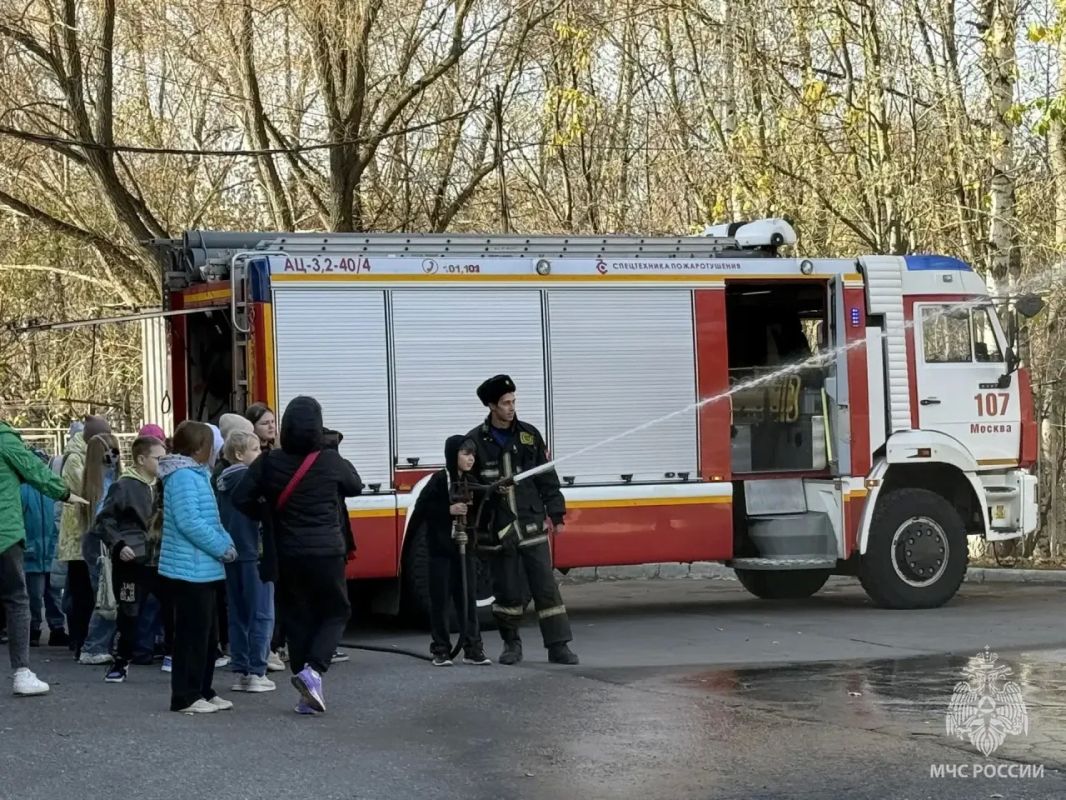 Юные гости в гостях у огнеборцев Юные гости в гостях у огнеборцев