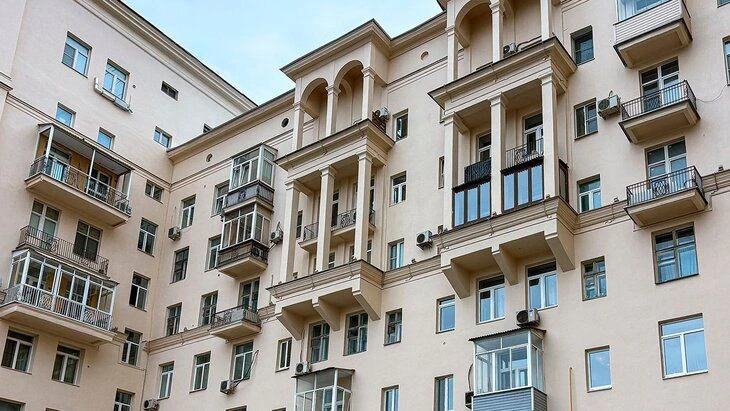 Семь столичных жилых домов с колоннами на фасадах приводят в порядок по программе капремонта, рассказали в комплексе городского хозяйства