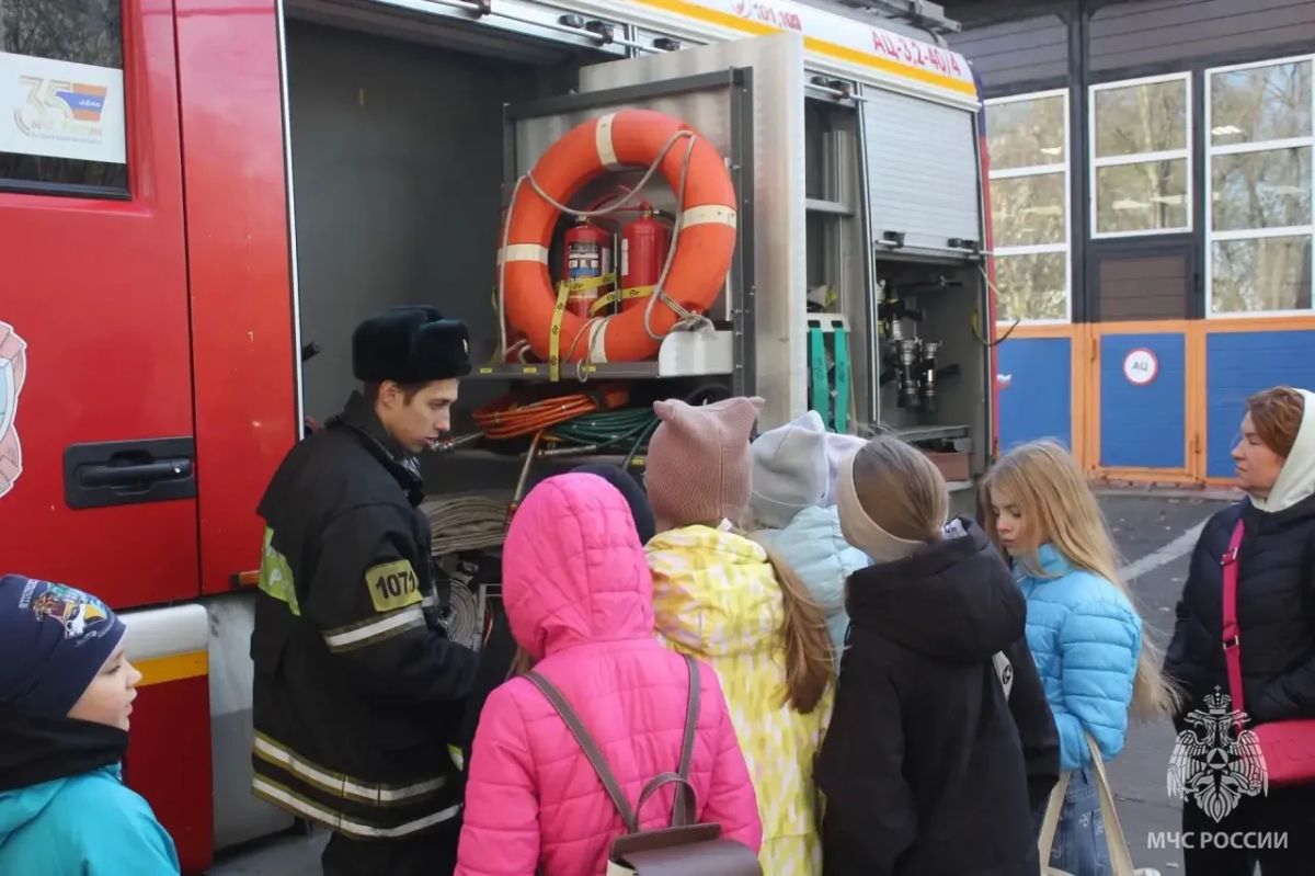 Юные гости в гостях у огнеборцев Юные гости в гостях у огнеборцев