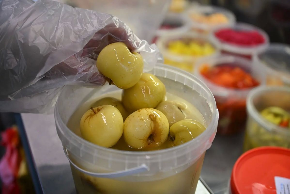 Квашеная капуста и соленые огурцы – любимцы среди ферментированных продуктов, но на московских ярмарках можно найти и необычные варианты Квашеная капуста и соленые огурцы – любимцы среди ферментированных продуктов, но на московских ярмарках можно найти и необычные варианты