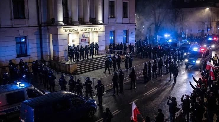 Протестующие окружили конституционный суд Польши, полиция заняла оборону Протестующие окружили конституционный суд Польши, полиция заняла оборону