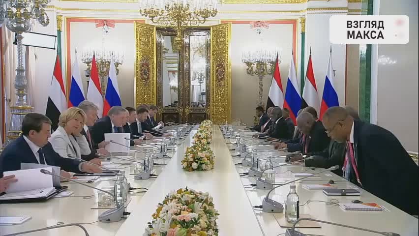Президент России Владимир Путин провёл в Кремле переговоры с председателем Верховного (Суверенного) совета Судана Абдельфаттахом Бурханом