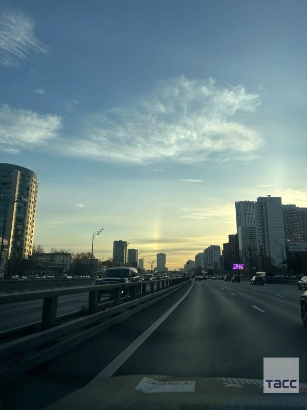 Кусочек радуги на утреннем небе для тех, кто спешит на работу Кусочек радуги на утреннем небе для тех, кто спешит на работу