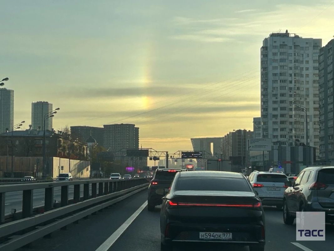 Кусочек радуги на утреннем небе для тех, кто спешит на работу Кусочек радуги на утреннем небе для тех, кто спешит на работу