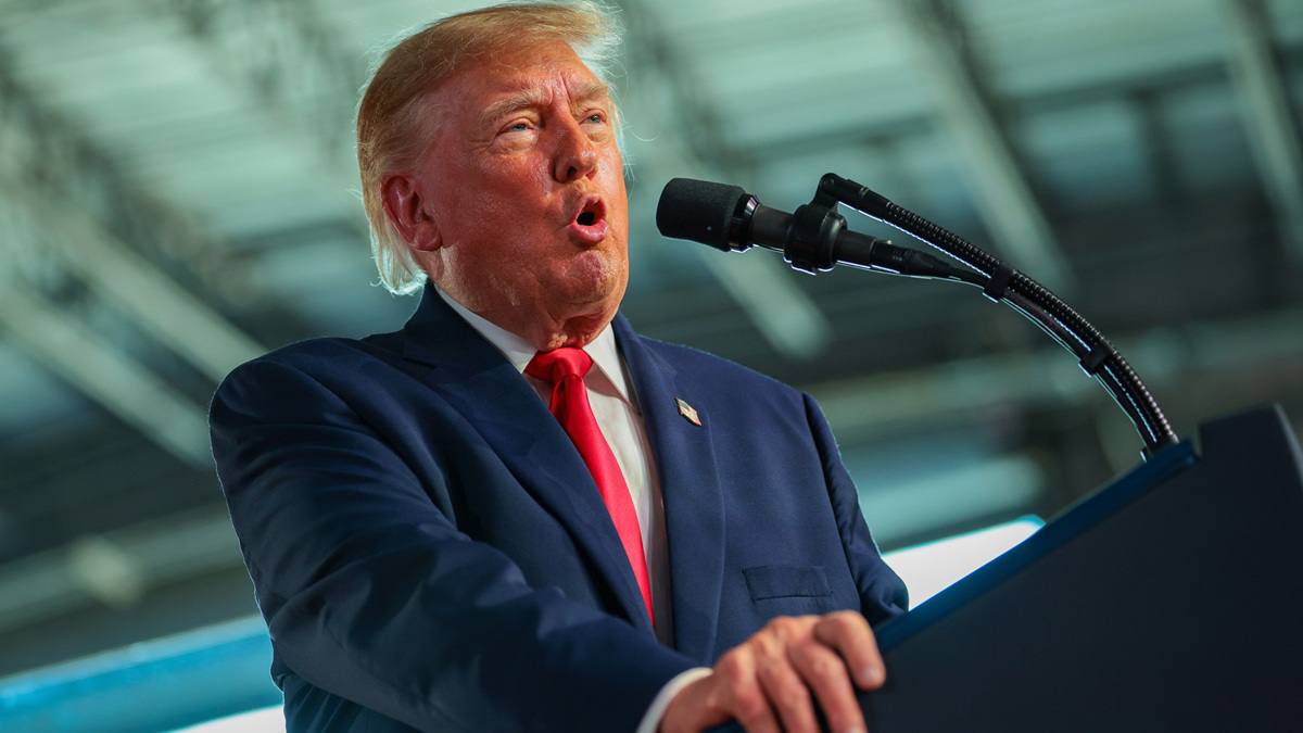 Трамп обозвал глупыми тех, кто призывает к новым антироссийским ограничениям, отметив, что в Москве над ними лишь смеются