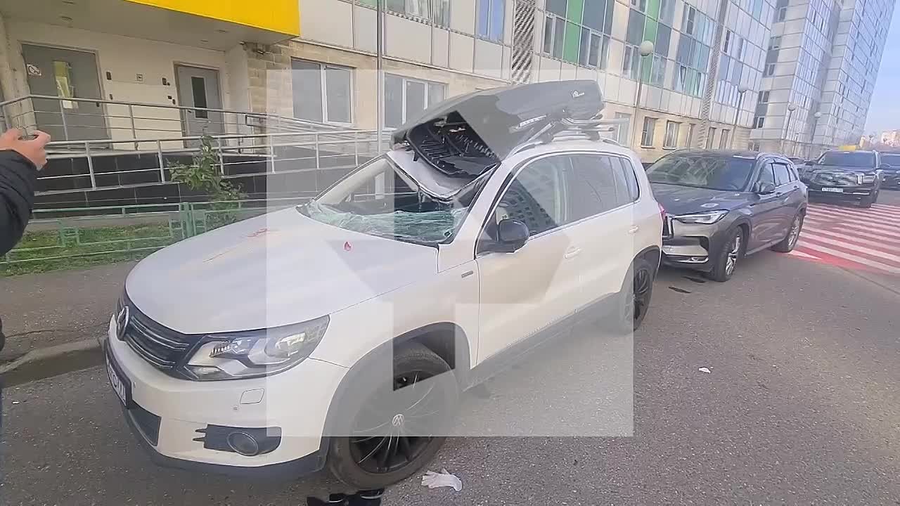 Мужчина выжил после падения из многоэтажки в Москве