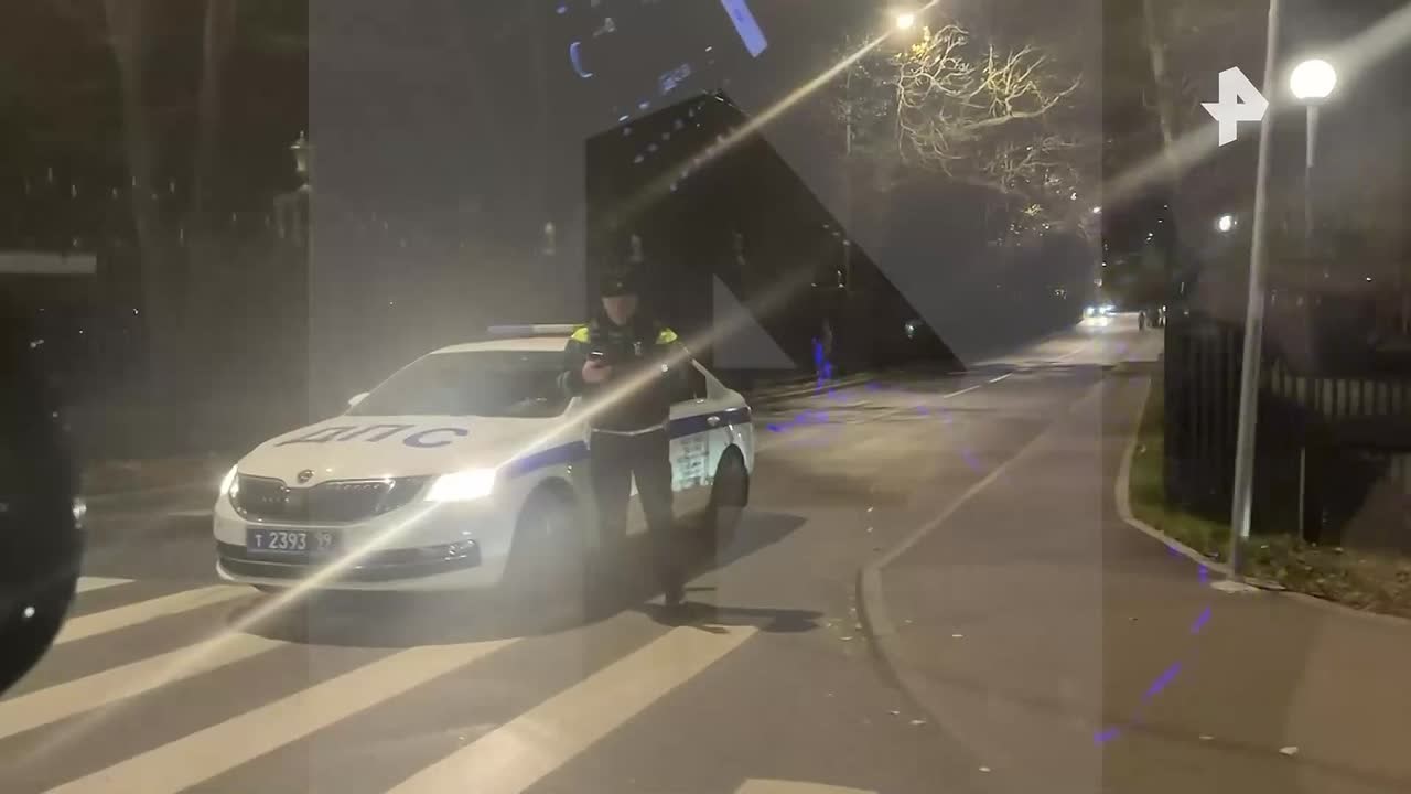 Полиция дежурит возле музея-заповедника "Царицыно" в Москве, некоторые дороги перекрыты
