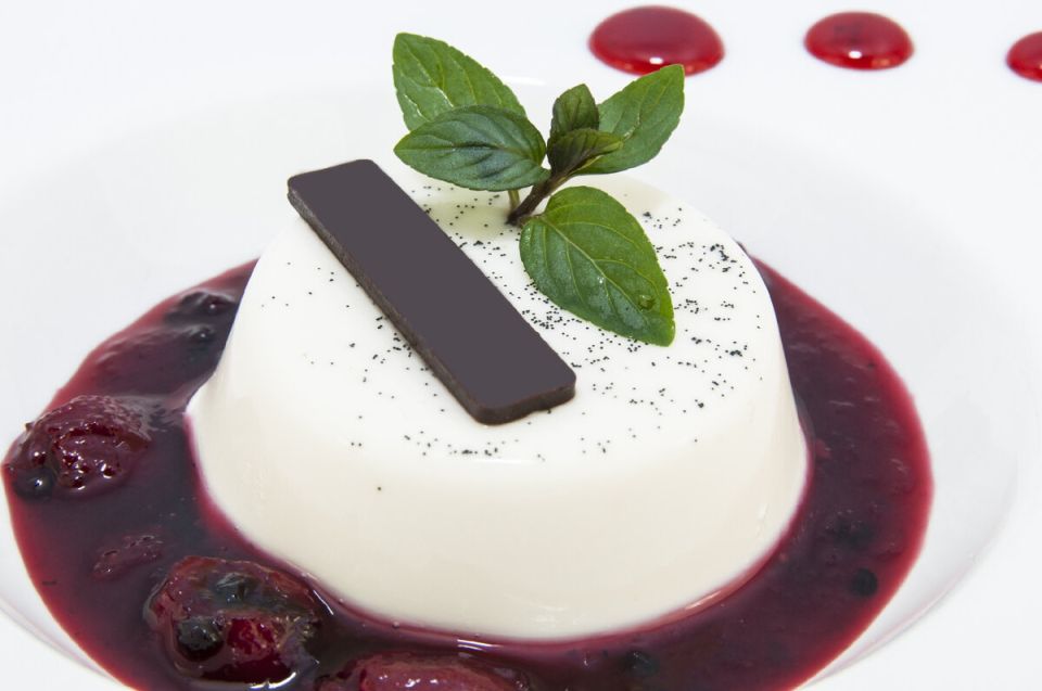 Изысканная сметанная панакота с вишневым соусом