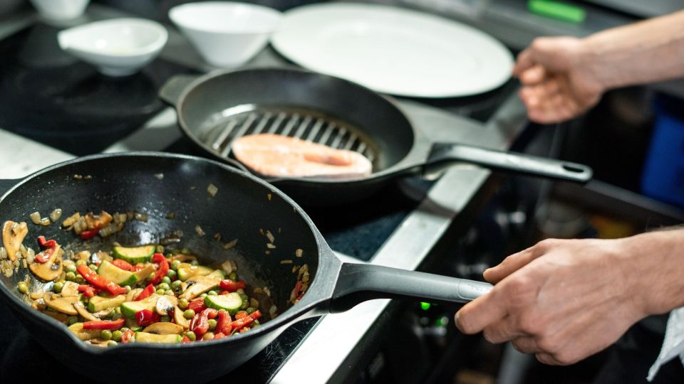 В помойке ей самое место: верный признак того, что пора поменять сковородку