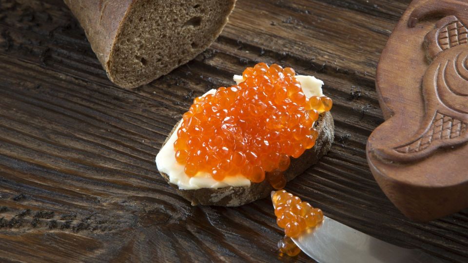 Настоящую икру от поддельной отличите в два счета: поможет бумажная салфетка